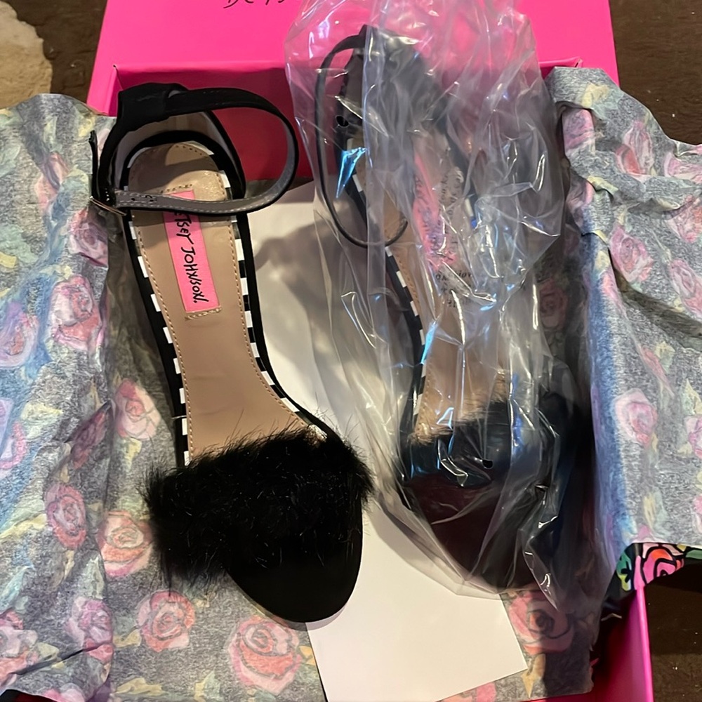 Brand New! betsey Johnson fur heels 👠 size 7 is looking for home